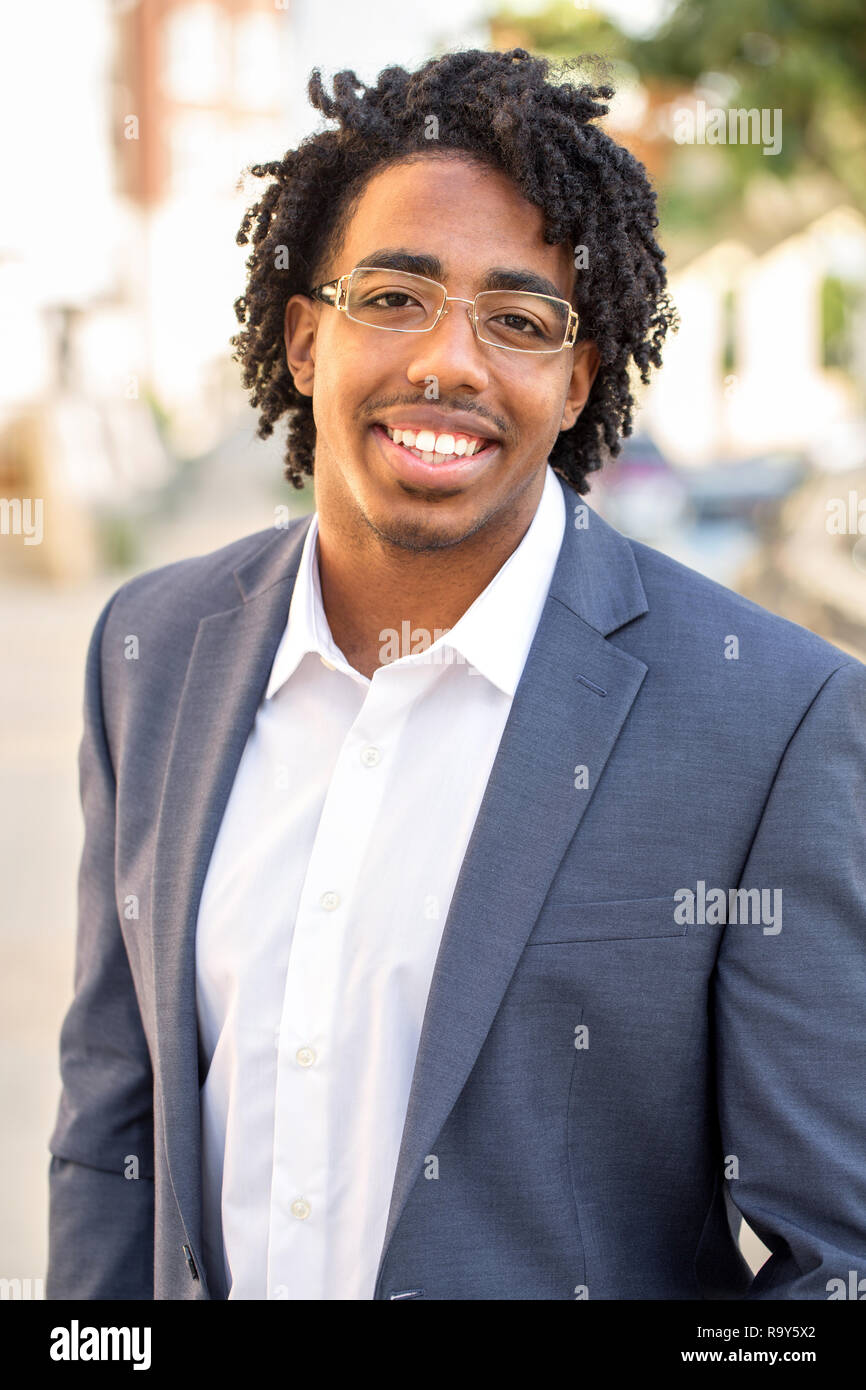 Bel giovane americano africano uomo sorridente al di fuori. Foto Stock