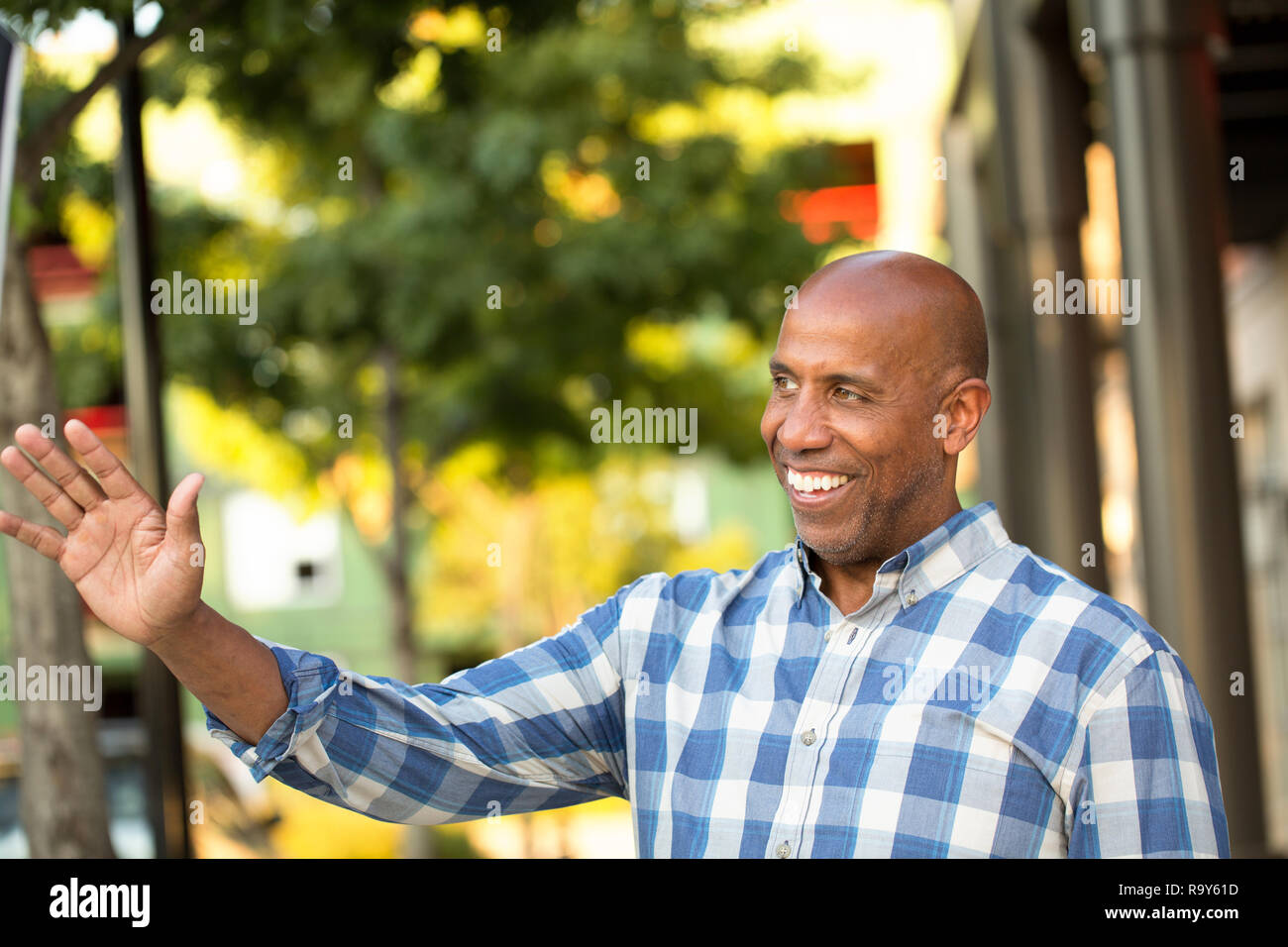African American uomo sorridente e rivolto lontano dalla telecamera. Foto Stock