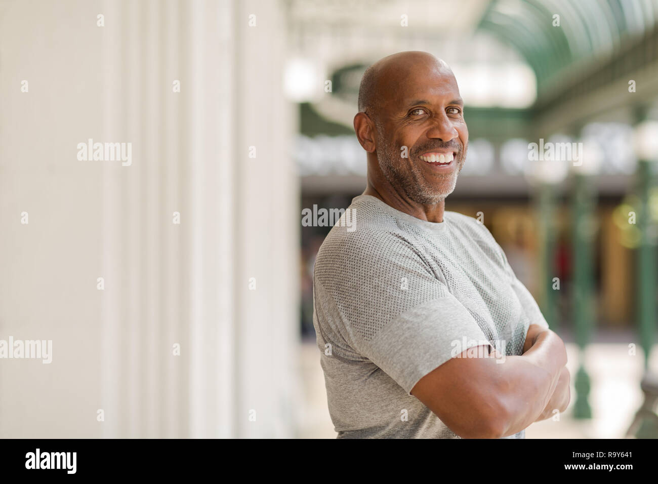 Felice coppia African American uomo sorridente al di fuori. Foto Stock