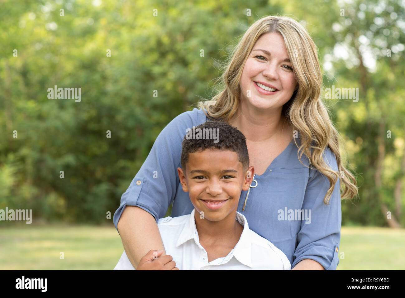 Madre e figlio ridendo e giocando al parco. Foto Stock