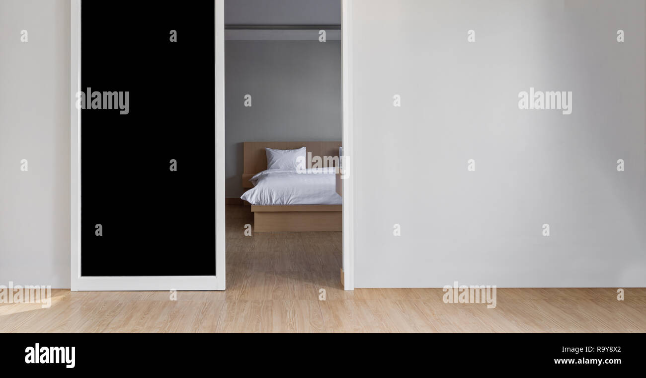 Spazio interno, muro bianco con porta aperta accesso alla camera da letto Foto Stock