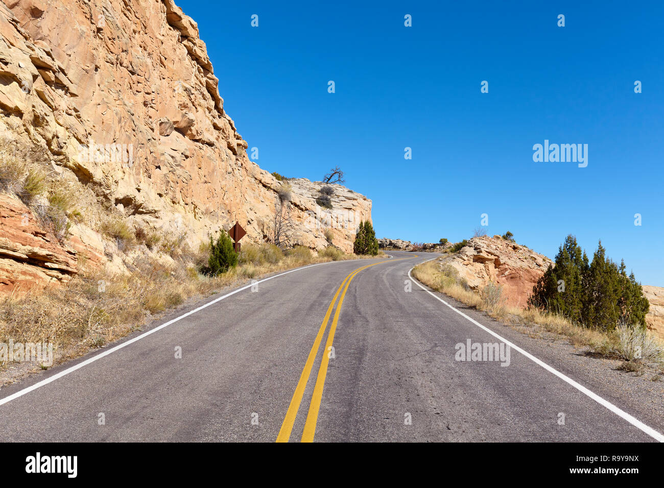 Scenic mountain road curva nel Colorado National Monument Park, COLORADO, Stati Uniti d'America. Foto Stock