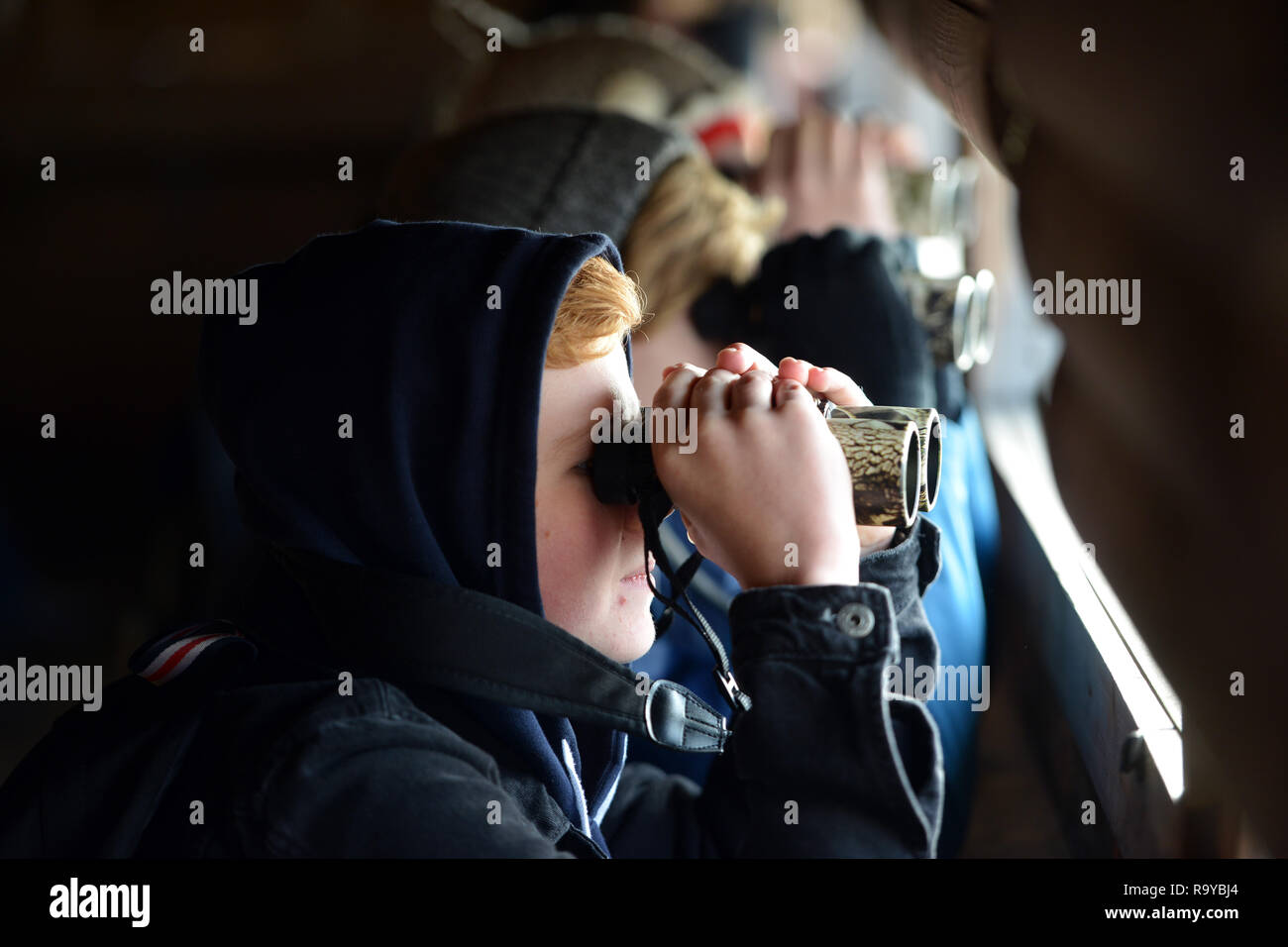 I giovani per il bird watching in Rye Harbour riserva naturale, East Sussex, Regno Unito Foto Stock