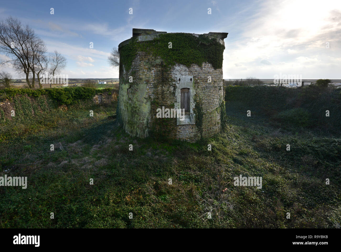 Martello Tower in Rye Harbour, East Sussex. Sbriciolare Fortino Napoleonico sulla Sussex costa vicino a Hastings. Foto Stock