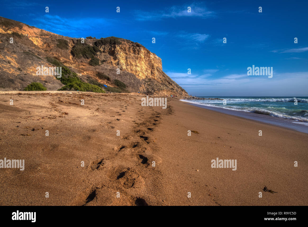Alte scogliere che circondano Rancho Palos Verdes Beach con una scia di orme nella sabbia, Rancho Palos Verdes, California Foto Stock