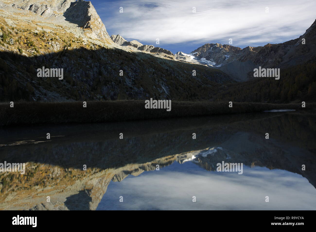 Paesaggio autunnale nelle Alpi, riflettere nel fiume, Italia Foto Stock
