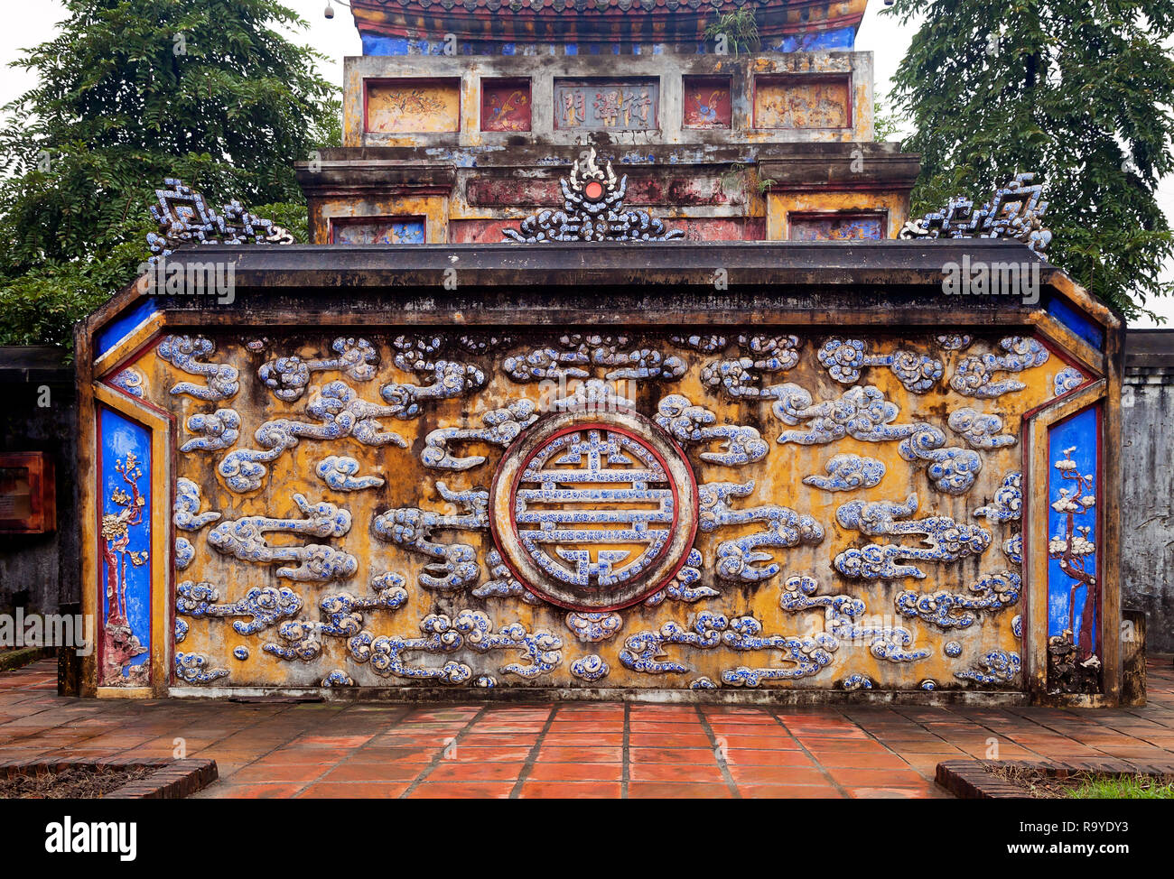 Cinese simbolo della longevità fatta di ceramica nella città imperiale di Hue, Vietnam Foto Stock