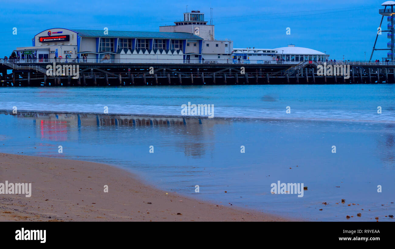 Il molo di Bournemouth, Bournemouth Dorset, Inghilterra al 28 dicembre 2018. Il famoso molo costruito nel 1880 su una sera di dicembre. Foto Stock