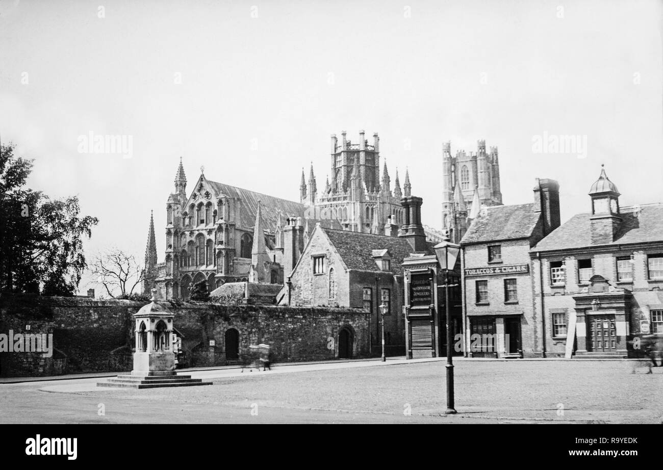 Tardo vittoriana di fotografia in bianco e nero della Cattedrale di Ely nel Cambridgeshire, England.La cattedrale ha le sue origini in ANNUNCIO 672 quando St Etheldreda costruita una chiesa abbaziale. L'edificio attuale risale al 1083, e cattedrale è stato concesso nel 1109. Fino alla riforma era la chiesa di St Etheldreda e San Pietro, il punto in cui è stata rifondata come la Chiesa Cattedrale della Santa e indivisa Trinità di Ely, continuando come la principale chiesa della diocesi di Ely, in Cambridgeshire. La foto mostra anche case e negozi nel villaggio di Ely. Foto Stock