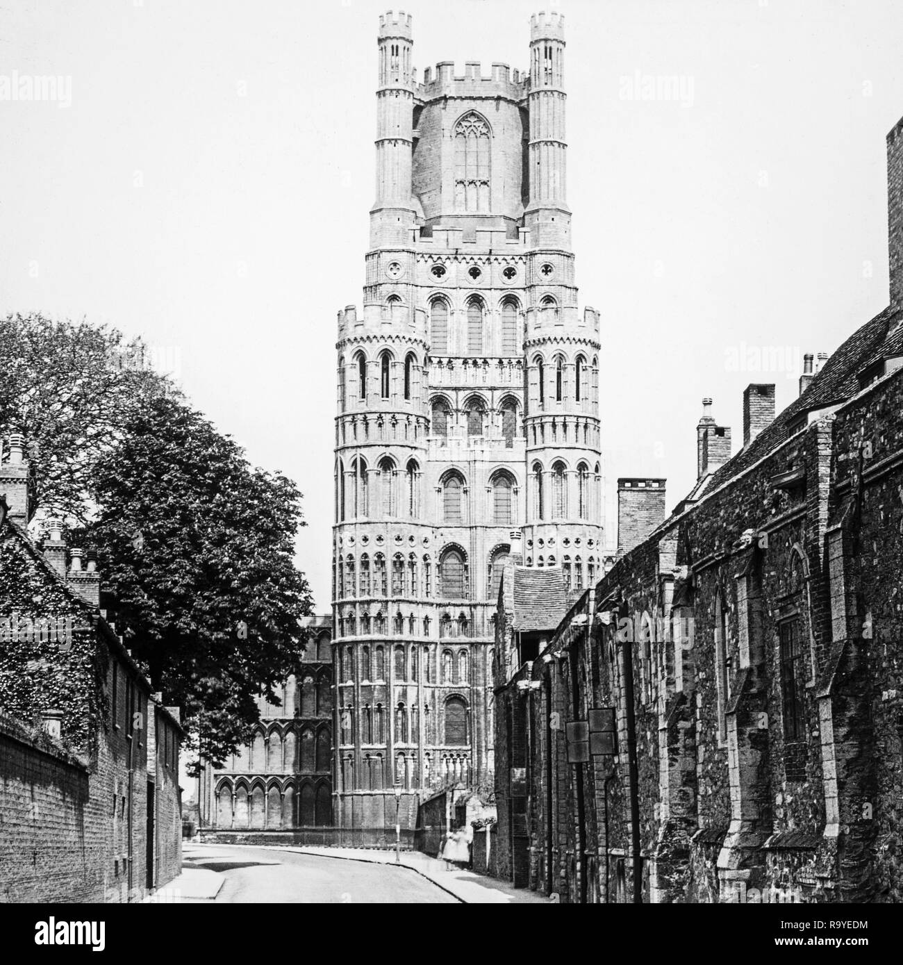 Tardo vittoriana di fotografia in bianco e nero della Cattedrale di Ely nel Cambridgeshire, England.La cattedrale ha le sue origini in ANNUNCIO 672 quando St Etheldreda costruita una chiesa abbaziale. L'edificio attuale risale al 1083, e cattedrale è stato concesso nel 1109. Fino alla riforma era la chiesa di St Etheldreda e San Pietro, il punto in cui è stata rifondata come la Chiesa Cattedrale della Santa e indivisa Trinità di Ely, continuando come la principale chiesa della diocesi di Ely, in Cambridgeshire. La foto mostra anche le case di villaggio. Foto Stock