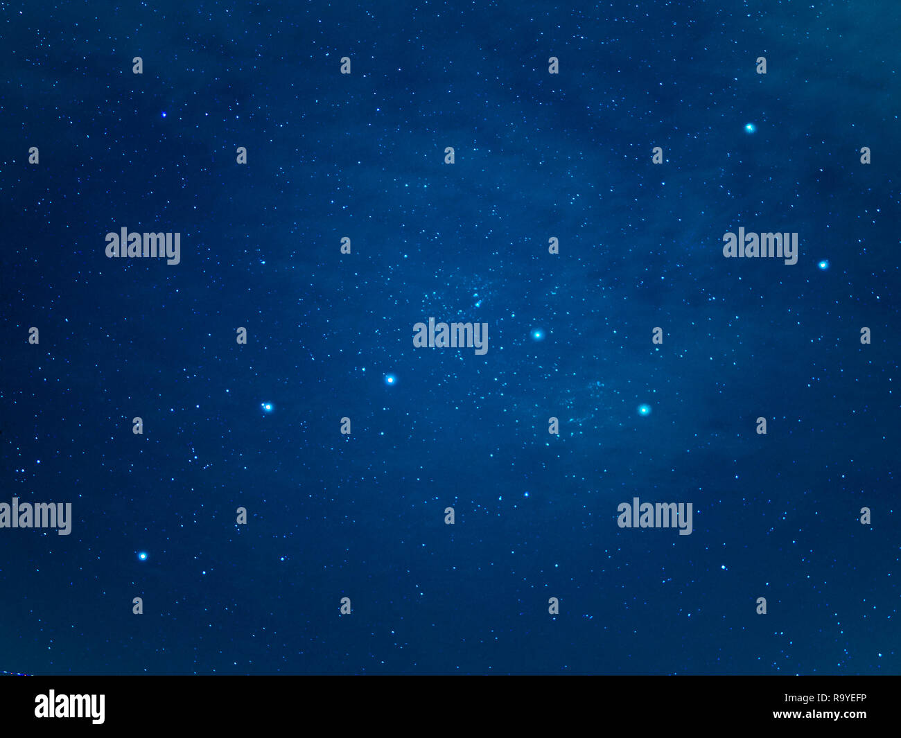 Davvero il cielo del nord con grande costellazione del bilanciere. Orsa Maggiore o il grande orso in inverno stellato cielo notturno. Foto Stock