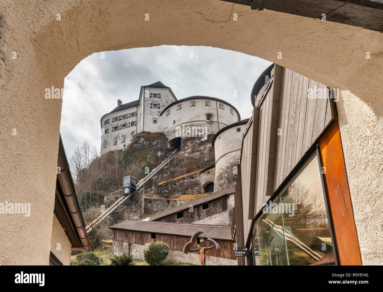 Gateway, Fortezza di Kufstein in distanza, Festungsbahn funicolare, in Kufstein, Tirolo, Austria Foto Stock