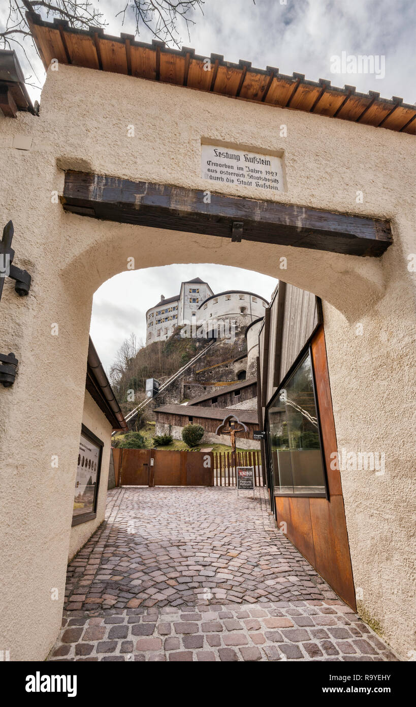 Gateway, Fortezza di Kufstein in distanza, Festungsbahn funicolare, in Kufstein, Tirolo, Austria Foto Stock