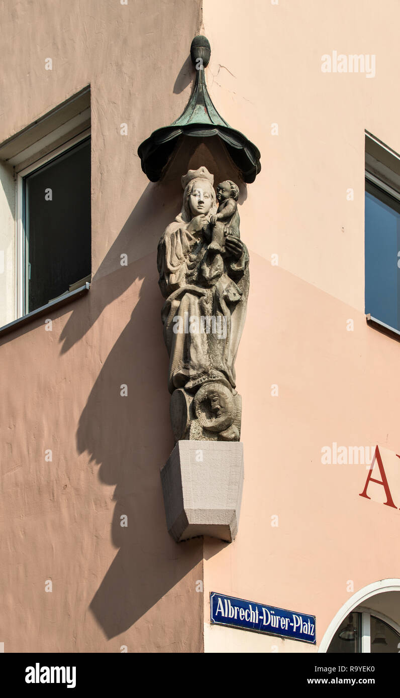 Vergine Maria e Gesù statua ad angolo della costruzione su Albrecht-Durer-Platz, Altstadt (Città Vecchia) di Norimberga, Baviera, Germania Foto Stock