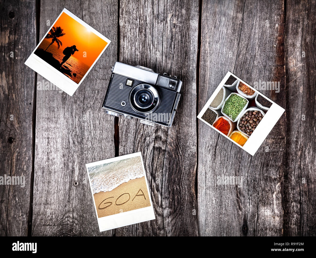Vecchi Film Fotocamera e foto con Goa spiagge tropicali e spezie sullo sfondo di legno Foto Stock