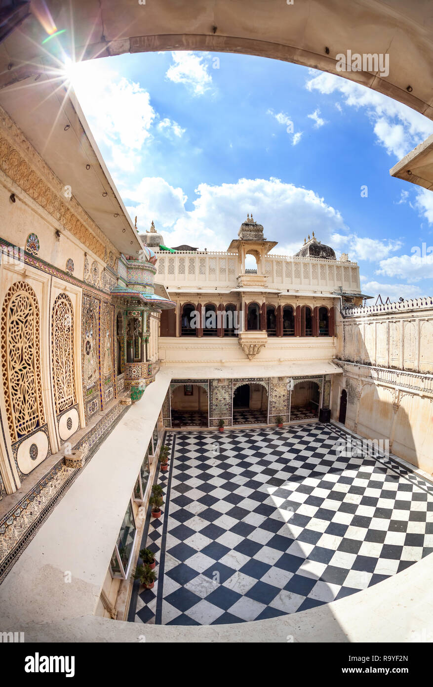 City Palace Museum con surreale pavimento a scacchi in Udaipur, Rajasthan, India Foto Stock