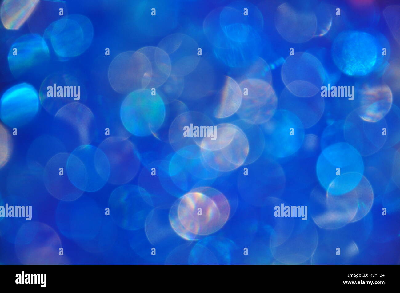 Abstract sfocato sfondo blu con cerchi colorati galleggiante nella notte Foto Stock