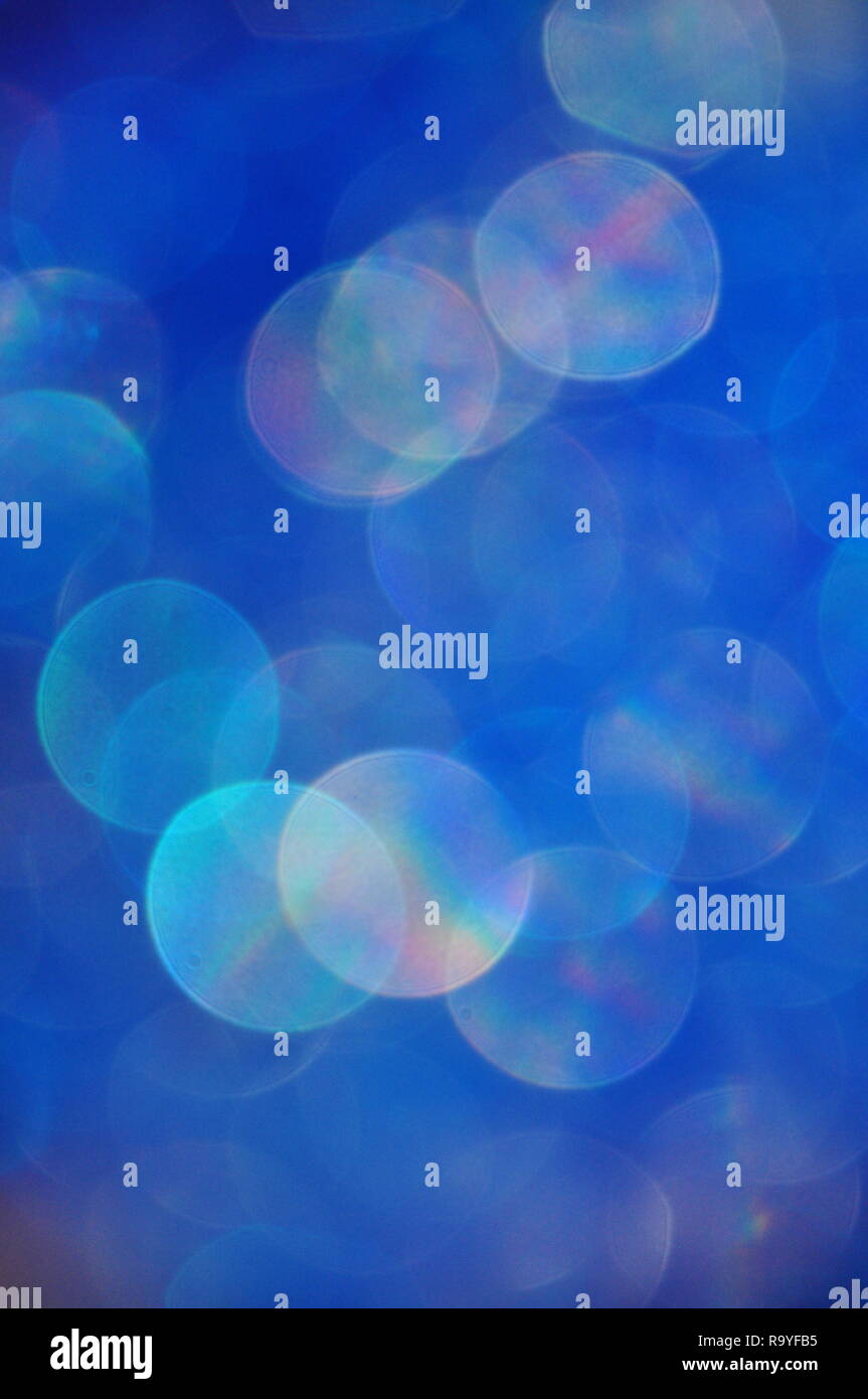 Abstract sfocato sfondo blu con cerchi colorati galleggiante nella notte Foto Stock