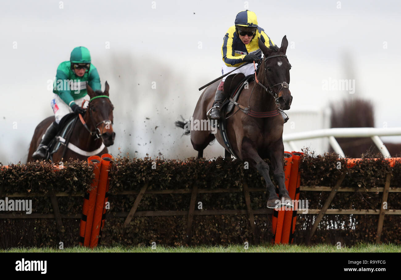 Io sono un Game Changer cavalcato da Richard Johnson sul loro modo di vittoria in Betway ascoltare il tuo sospetto Handicap Hurdle durante Betway Challow Hurdle giorno a Newbury Racecourse. Foto Stock