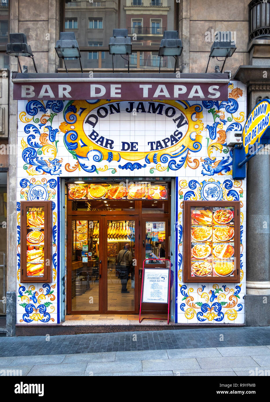 Madrid Don Jamon Bar de Tapas. Vetri decorativi piastrelle in ceramica su tradizionali tapas bar su Madrid Gran Via. Foto Stock