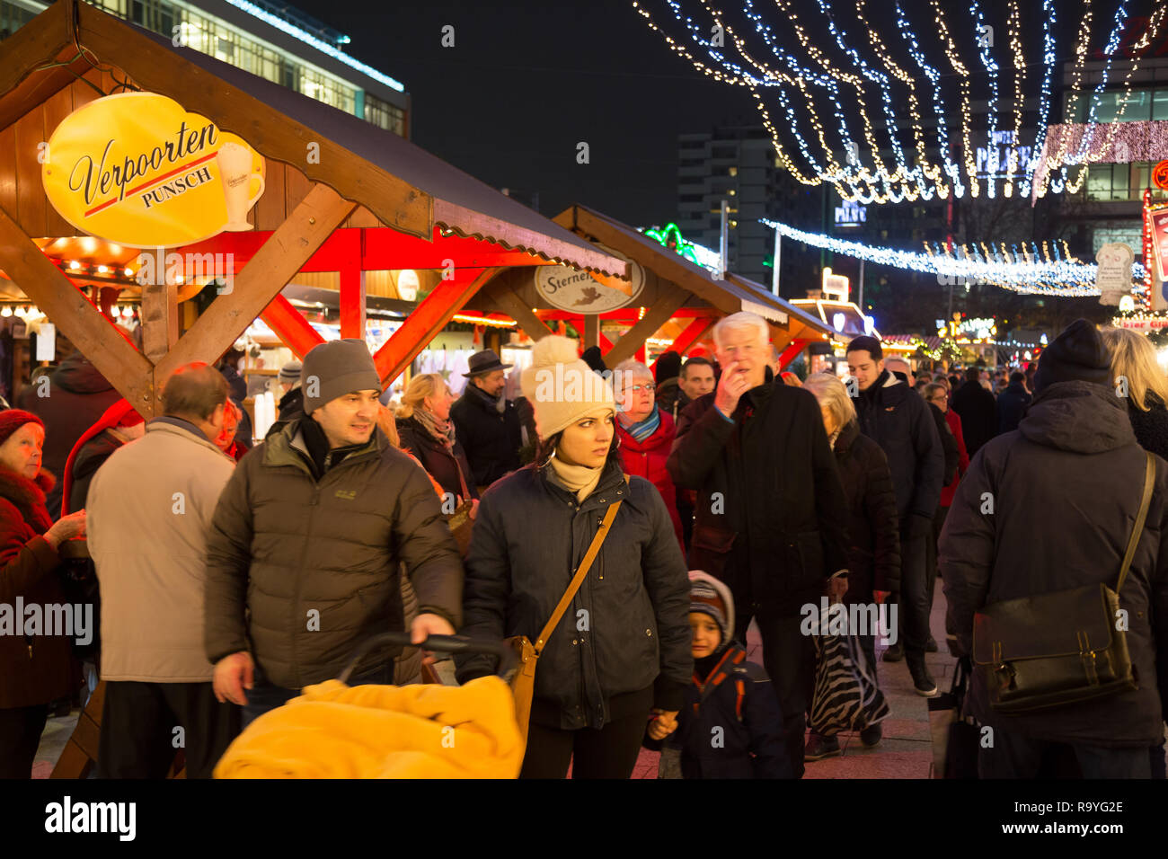 20.12.2017, Berlin, Berlin, Deutschland - Weihnachtsmarkt an der Gedaechtniskirche. 00A171220D180CARO.JPG [modello di rilascio: NO, la proprietà di rilascio: NO (c) Foto Stock