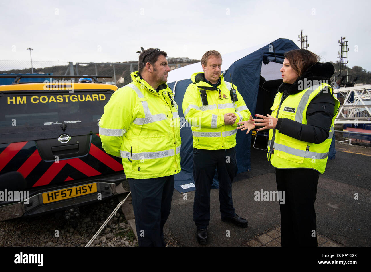 Ministro dell'immigrazione Caroline Nokes parla di HM personale di guardia costiera al di fuori della tenda in cui i migranti sono portati in quando essi prima di arrivare, durante un incontro con forza di frontiera ufficiali nel Dover e il locale MP Charlie Elphicke per discutere dei migranti i tentativi di raggiungere la Gran Bretagna da una piccola imbarcazione. Foto Stock