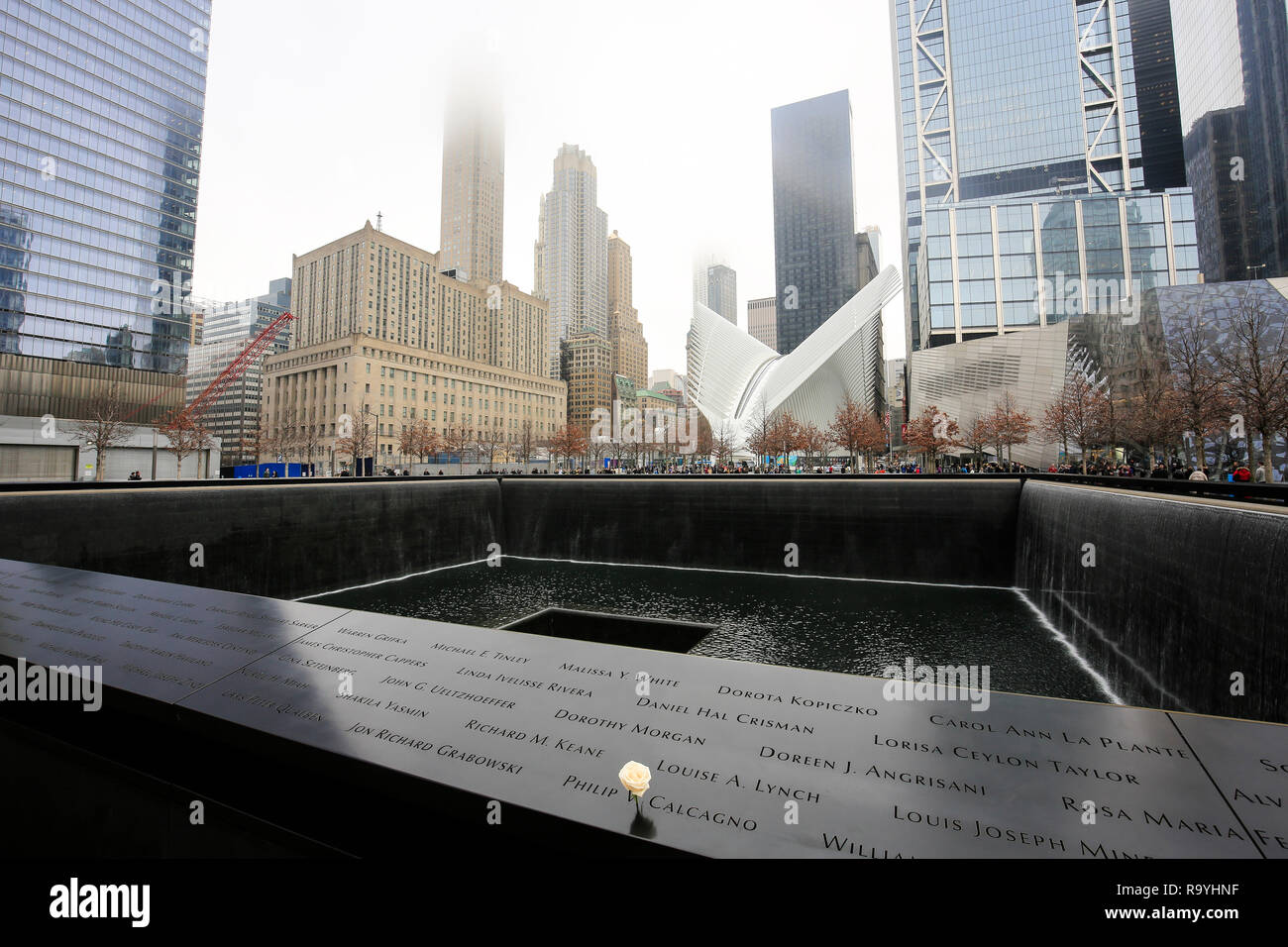 20.02.2018, New York New York, Vereinigte Staaten von Amerika - Ground Zero, Brunnen am World Trade Center zeichnen den Grundriss der beim Ansch Foto Stock