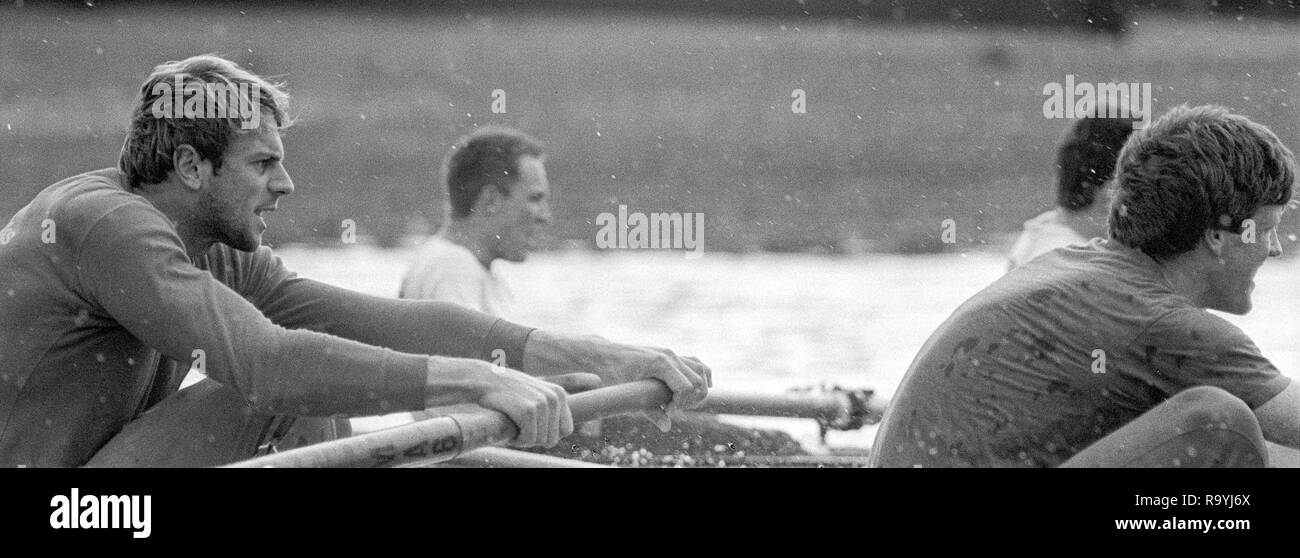 Londra. Regno Unito. 1987 Pre Fixture, gamma Boat Race. Squadra Nazionale vs Cambridge University BC sul campionato corso Mortlake per Putney. Il fiume Tamigi. Sabato 21.03.1987 [Obbligatorio Credito: Pietro SPURRIER/Intersport immagini] Squadra Nazionale, sinistra, Steve REDGRAVE, Adam CLIFT, Foto Stock