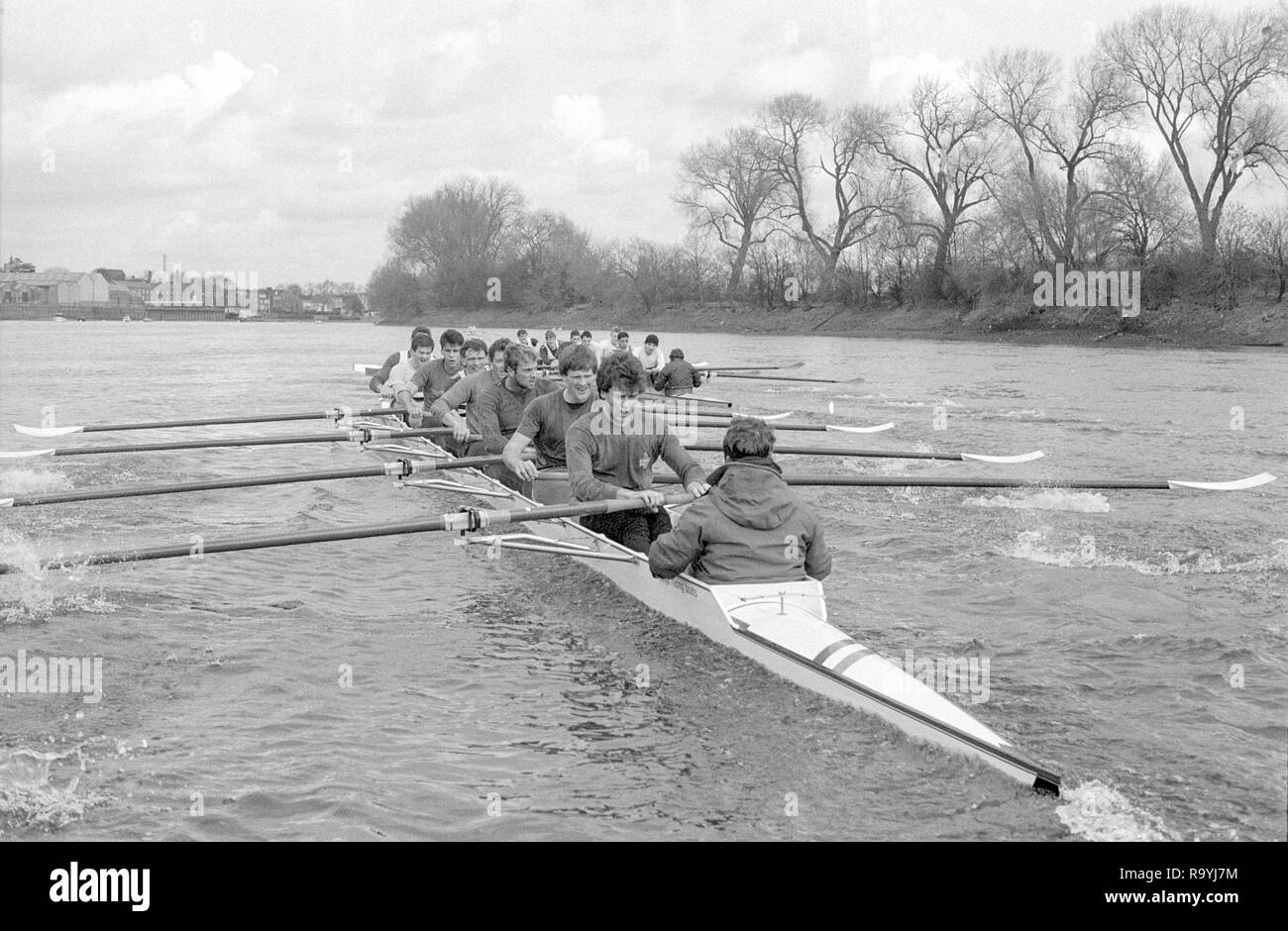 Londra. Regno Unito. 1987 Pre Fixture, gamma Boat Race. Squadra Nazionale vs Cambridge University BC sul campionato corso Mortlake per Putney. Il fiume Tamigi. Sabato 21.03.1987 [Obbligatorio Credito: Pietro SPURRIER/Intersport immagini] Squadra Nazionale, prua, Terry Dillon, John MAXY, John GARRETT, Martin CROSS, Andy Holmes, Steve REDGRAVE, Adam CLIFT, Richard STANHOPE e Cox, Pat SWEENEY. CUBC. Equipaggio prua. Ian Clarke, Richard SPINK, Nicholas GRUNDY, Matt BRITTIN, Stephen PEEL [Presidente] Jim PEW Jim GARMAN, Paddy BROUGHTON e Cox. Julian wolfson Foto Stock