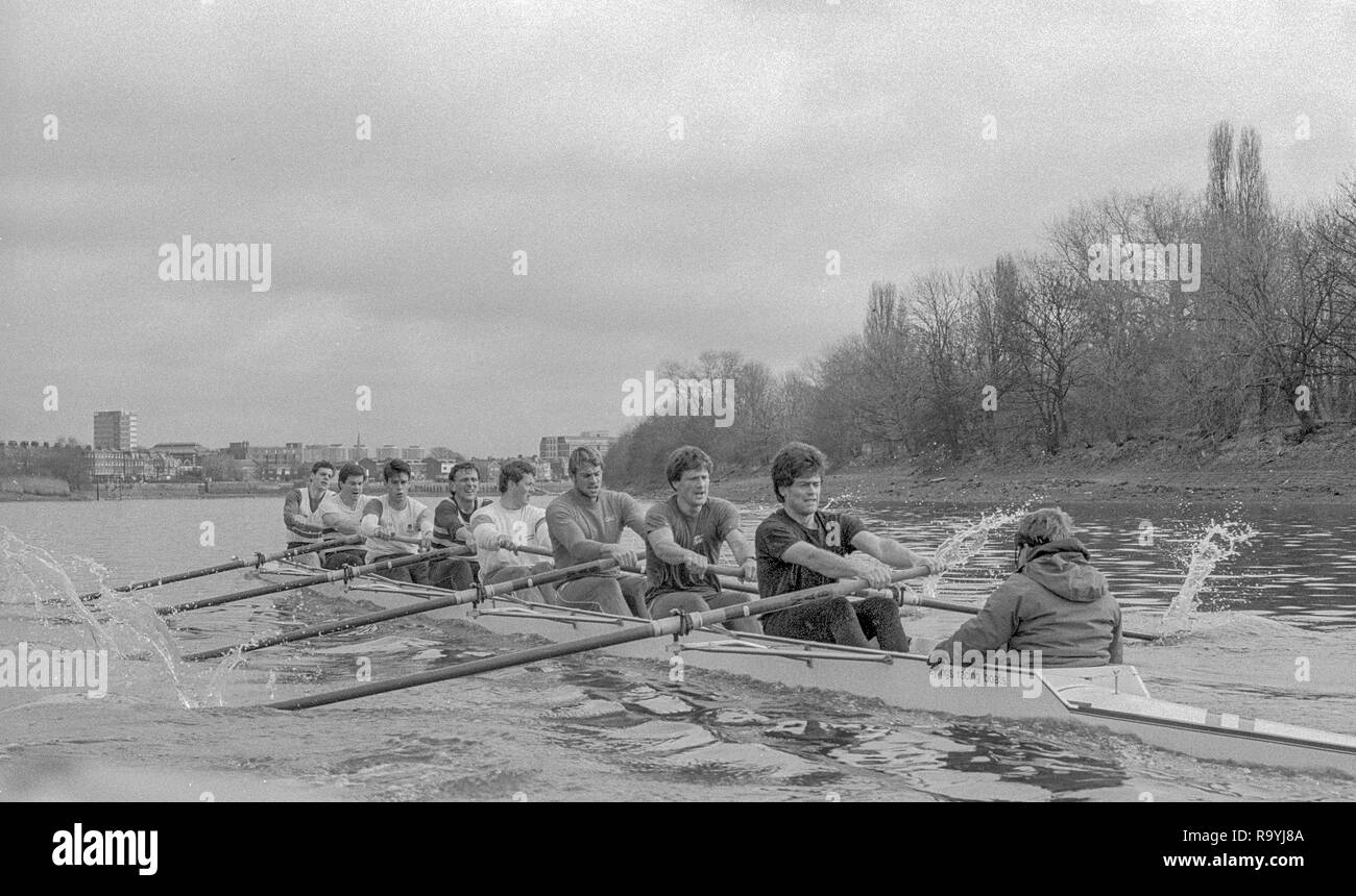 Londra. Regno Unito. 1987 Pre Fixture, gamma Boat Race. Squadra Nazionale vs Cambridge University BC sul campionato corso Mortlake per Putney. Il fiume Tamigi. Sabato 21.03.1987 [Obbligatorio Credito: Pietro SPURRIER/Intersport immagini] Squadra Nazionale, prua, Terry Dillon, John MAXY, John GARRETT, Martin CROSS, Andy Holmes, Steve REDGRAVE, Adam CLIFT, Richard STANHOPE e Cox, Pat SWEENEY. CUBC. Equipaggio prua. Ian Clarke, Richard SPINK, Nicholas GRUNDY, Matt BRITTIN, Stephen PEEL [Presidente] Jim PEW Jim GARMAN, Paddy BROUGHTON e Cox. Julian wolfson Foto Stock