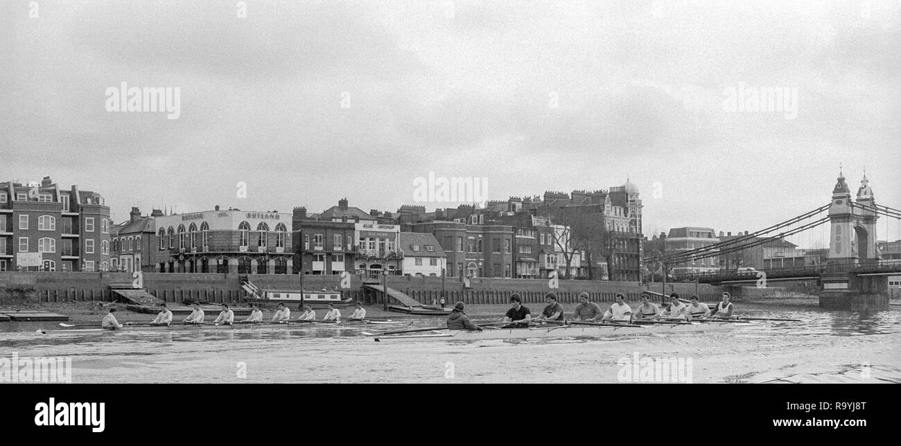 Londra. Regno Unito. 1987 Pre Fixture, gamma Boat Race. Squadra Nazionale vs Cambridge University BC sul campionato corso Mortlake per Putney. Il fiume Tamigi. Sabato 21.03.1987 [Obbligatorio Credito: Pietro SPURRIER/Intersport immagini] Squadra Nazionale, prua, Terry Dillon, John MAXY, John GARRETT, Martin CROSS, Andy Holmes, Steve REDGRAVE, Adam CLIFT, Richard STANHOPE e Cox, Pat SWEENEY. CUBC. Equipaggio prua. Ian Clarke, Richard SPINK, Nicholas GRUNDY, Matt BRITTIN, Stephen PEEL [Presidente] Jim PEW Jim GARMAN, Paddy BROUGHTON e Cox. Julian wolfson Foto Stock