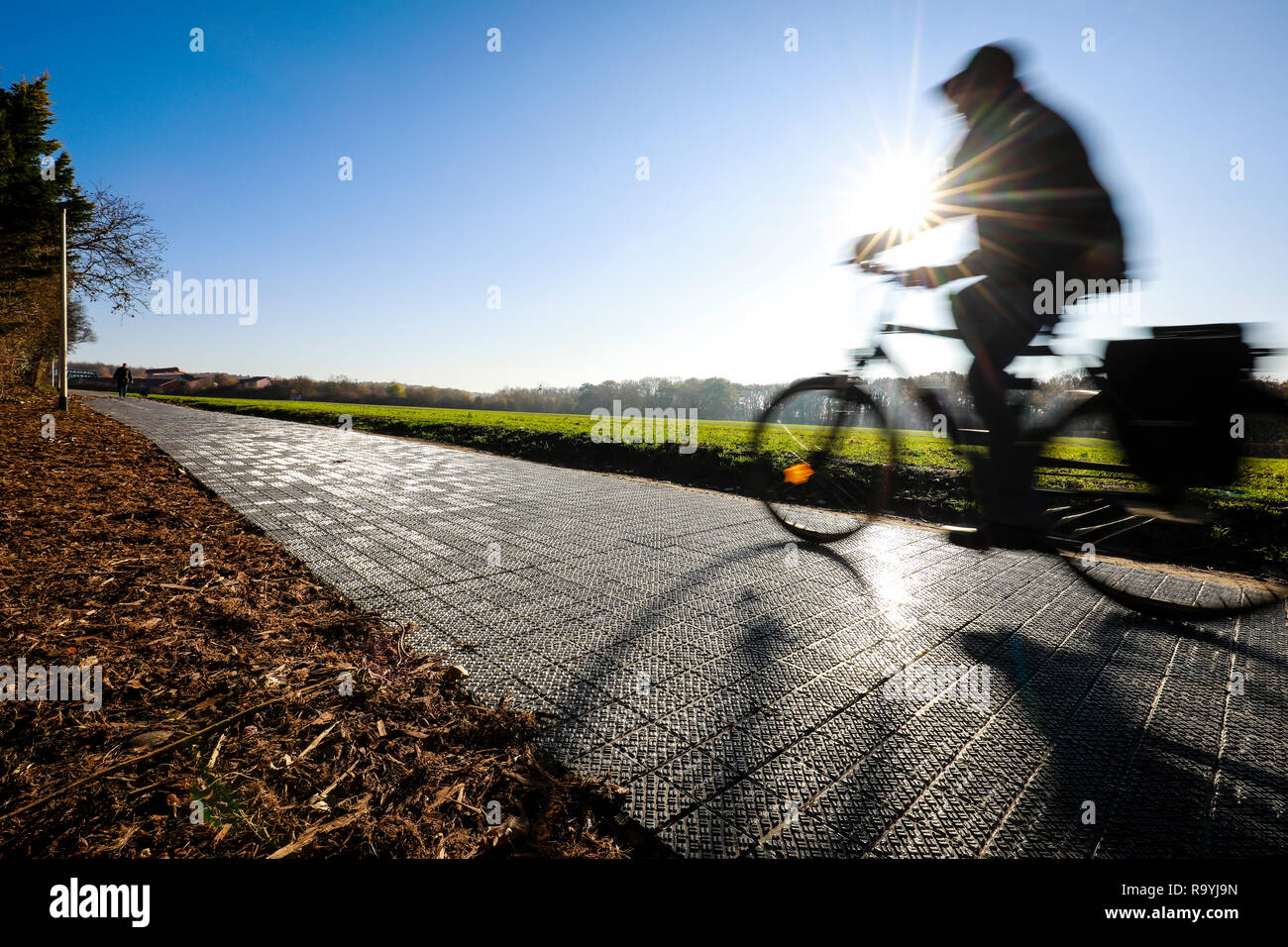 18.11.2018, Erftstadt, Nordrhein-Westfalen, Deutschland - Deutschlands erster Solarenergie-Fahrradweg. Das Potsdamer Start-up sarà Solmove Strassen zu Foto Stock