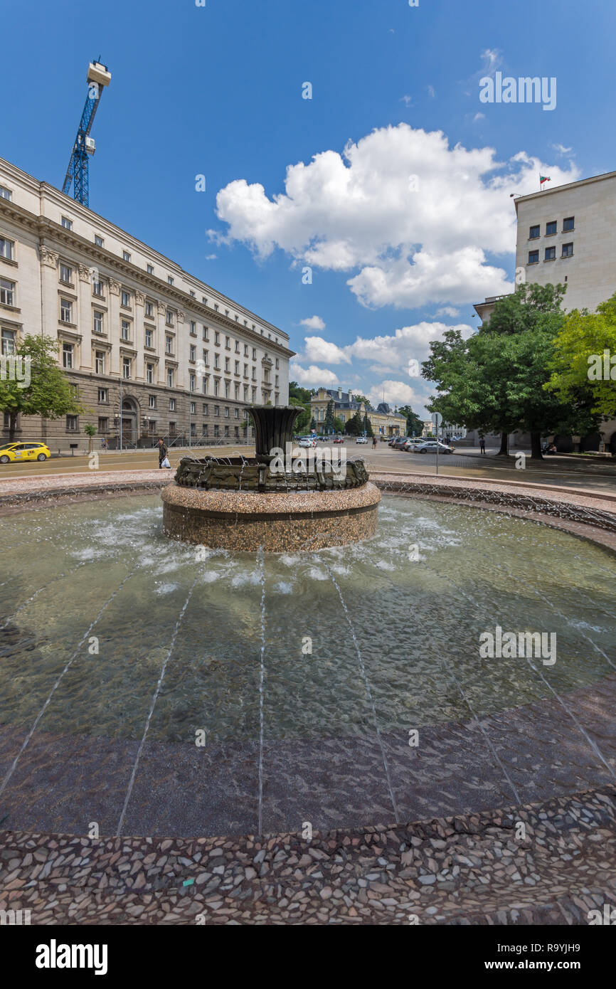 SOFIA, BULGARIA - 20 Maggio 2018: fontana a Atanas Burov Square , Sofia, Bulgaria Foto Stock