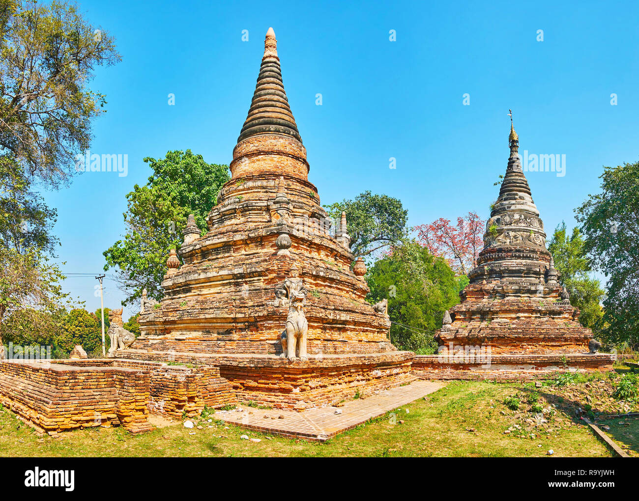 Osservare il sito archeologico di Daw pagoda Gyan con rilievo stupa, decorata con sculture di chinthe (leogryphs) e guarnita con hti ombrelloni, Foto Stock