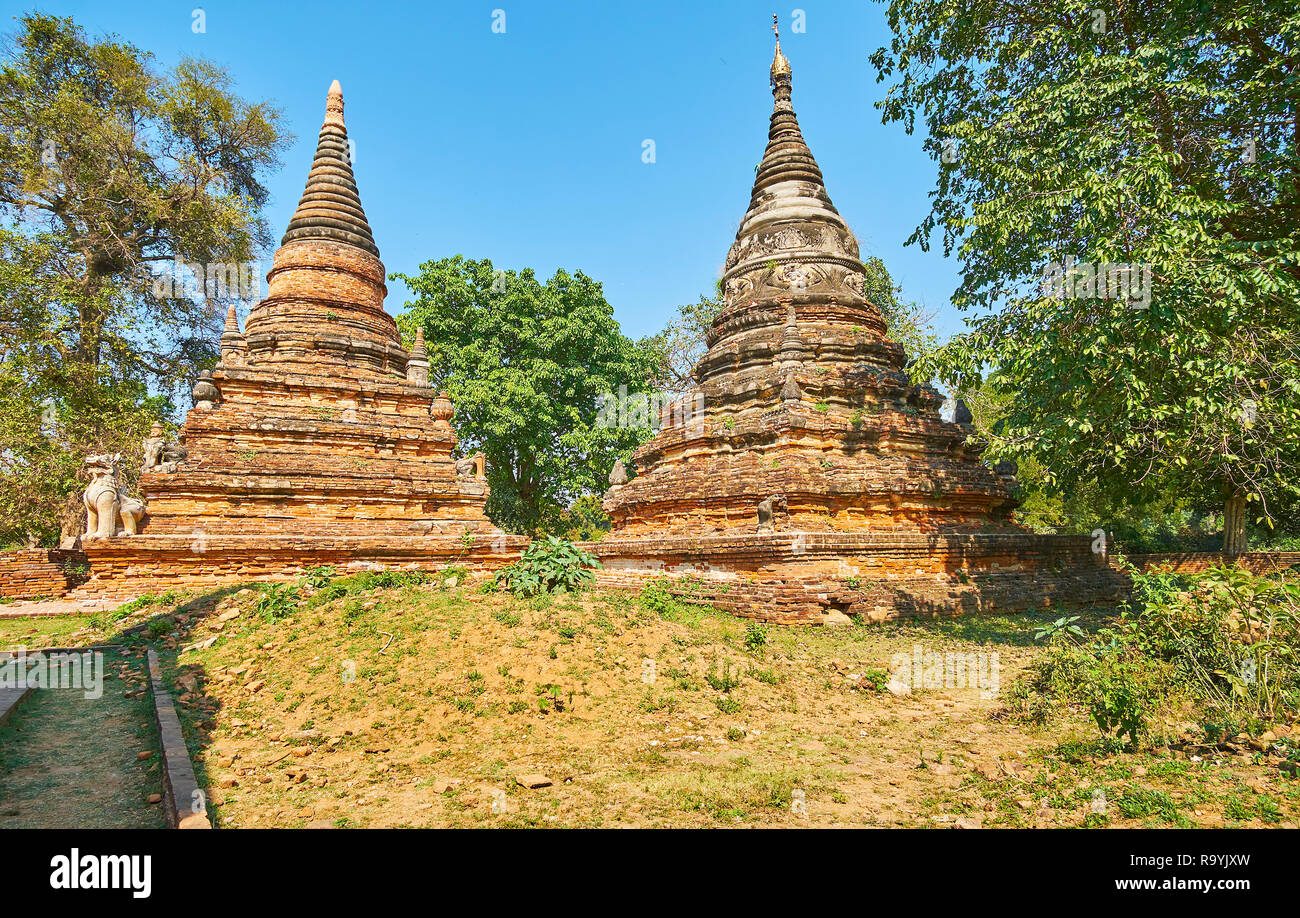 Due color rosso ruggine stupa di Daw Pagoda Gyan decorate con cinghie di sfiato e conservati sculture, Ava (Inwa), Myanmar. Foto Stock