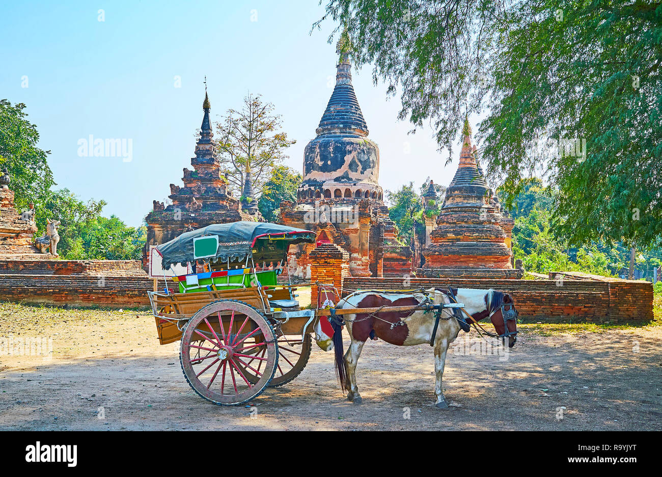 Il carrello con un cavallo weits i turisti all'antica Daw Pagoda Gyan, situato su Ava (Inwa) Isola, Myanmar. Foto Stock
