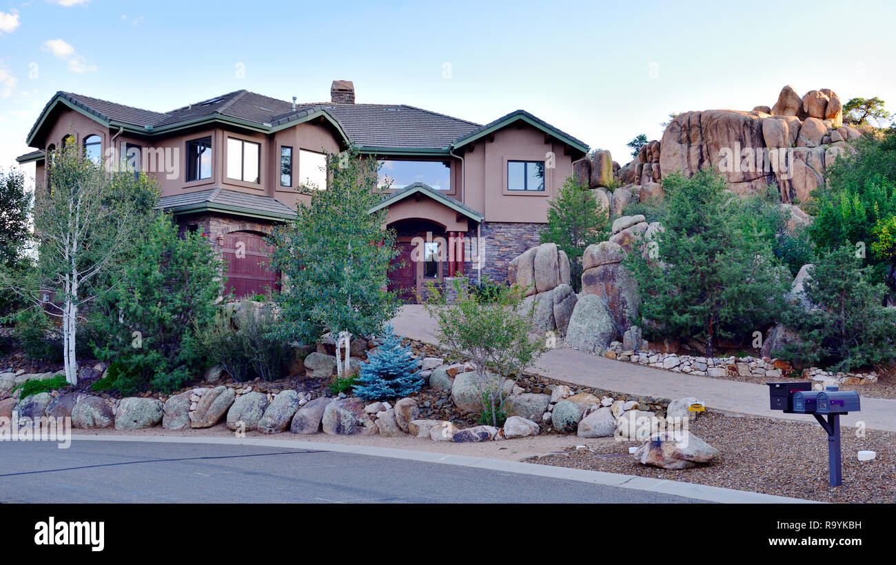 Casa privata incastonata tra massi di granito Dells lungo Twisted Trail Strada in Prescott, Arizona, Stati Uniti d'America Foto Stock