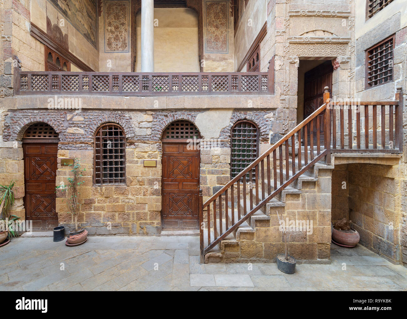 Cortile del centro storico Ottomano Beit El impostare Waseela edificio (Waseela Hanem casa), che si trova vicino alla Moschea di Al-Azhar in Darb Al-Ahmar distretto, vecchio Cairo Foto Stock