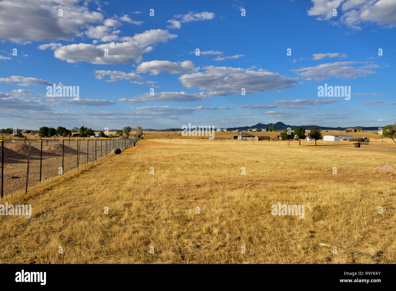 Piatta campagna campi con riga da strada sterrata, Coyote molle, Prescott Valley, Arizona, Stati Uniti d'America Foto Stock