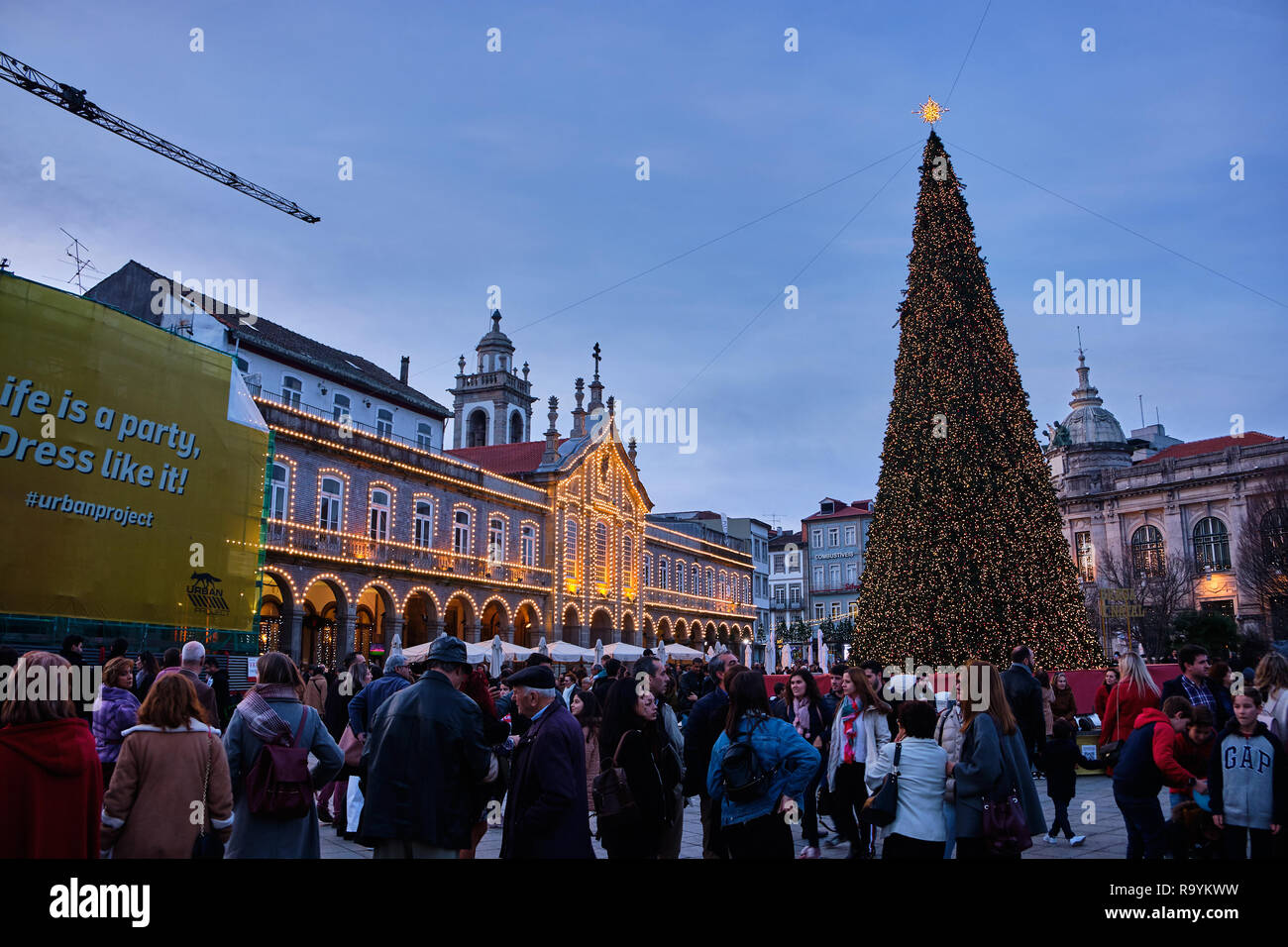 Braga, Portogallo - 23 dicembre 2018: nella stagione di festa per le strade della città di riempire con le persone. Braga, Portogallo. Foto Stock