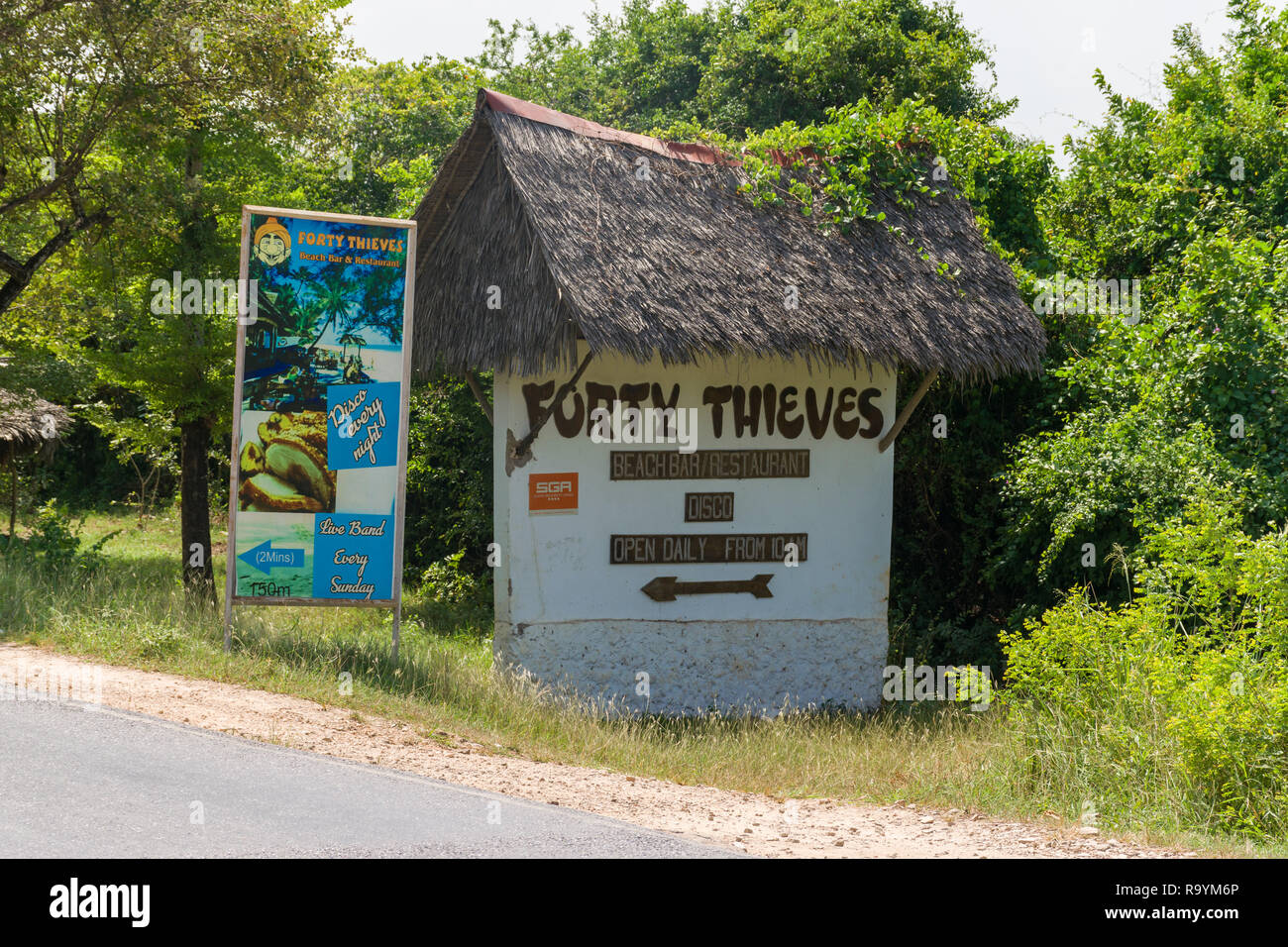 Un grande cartello stradale per il Forty Thieves beach bar e ristorante, Diani, Kenya Foto Stock