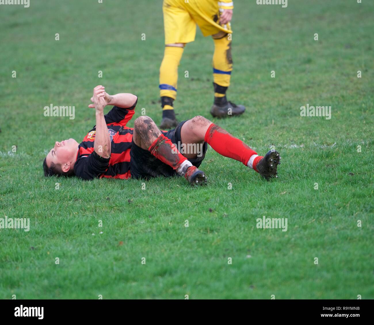 Lesioni sportive nel match tra Buxwotth( rosso e nero0 e Melandra Castello (giallo) nella speranza Valley campionato amatoriale su dicembre 29th, 2018. Foto Stock