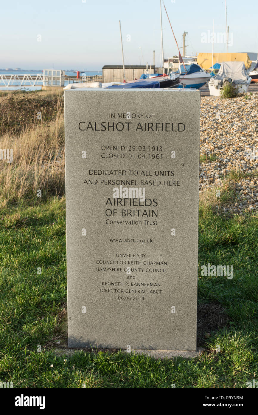 Un nuovo memoriale presentato presso il sito di Calshot Airfield il 6 giugno 2014 dai campi di aviazione di Bretagna conservazione fiducia, Hampshire, Regno Unito. Foto Stock