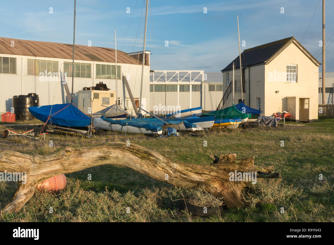 Staniforth Cottage, un edificio classificato Grade II, e storico hangar di alloggiamento del Calshot Activity Center in Hampshire, Regno Unito Foto Stock