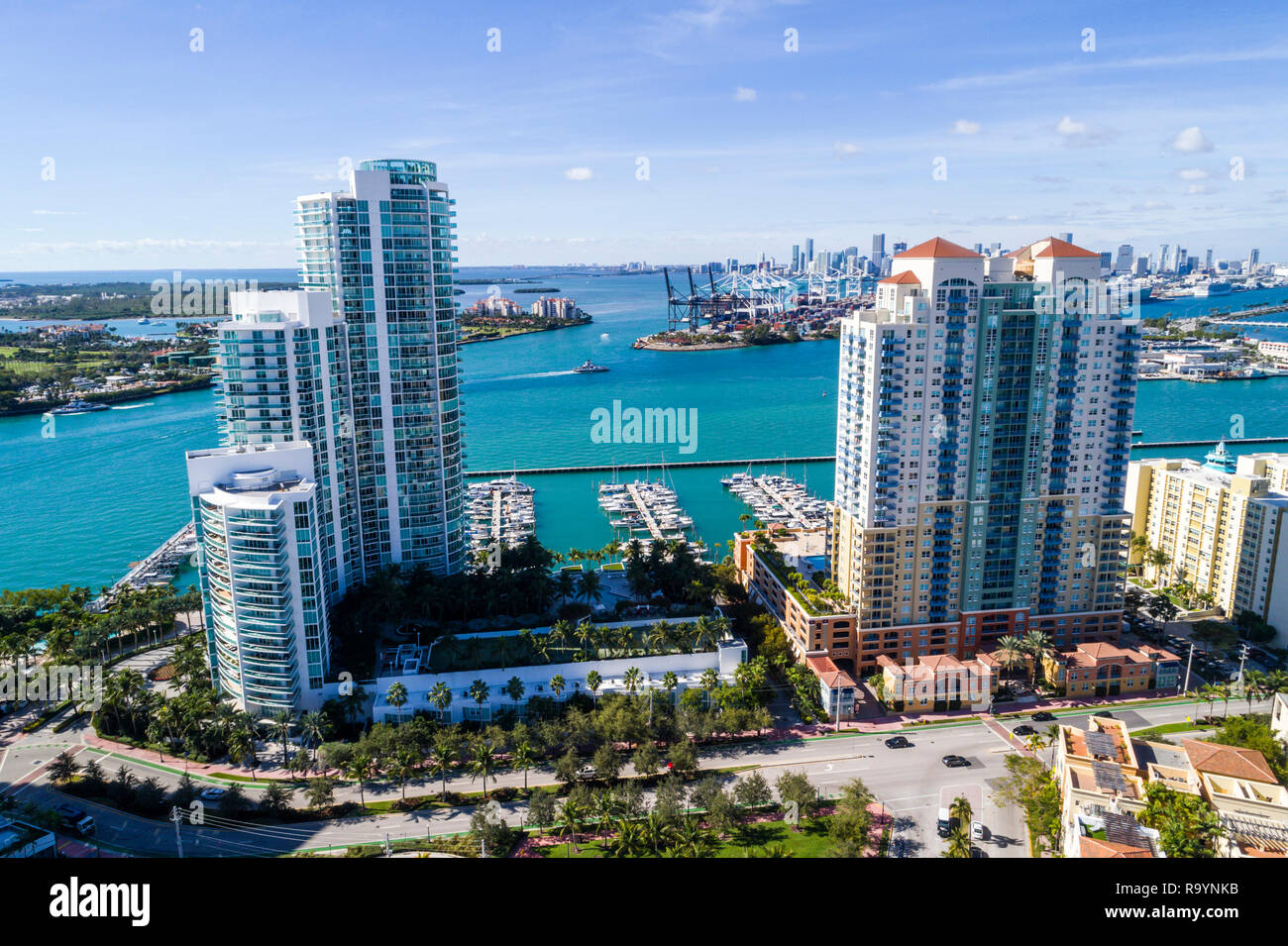 Miami Beach Florida, vista aerea dall'alto sopra l'occhio dell'uccello, South Pointe SoFi, Murano Portofino, grattacieli alti grattacieli che costruisce edifici condo Foto Stock