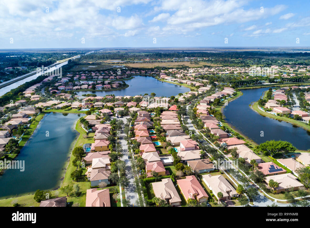 Weston Florida, Fort ft. Lauderdale, vista aerea dall'alto sopra l'occhio dell'uccello, le isole alle residenze di Weston homes, i visitatori viaggiano tour turistici Foto Stock