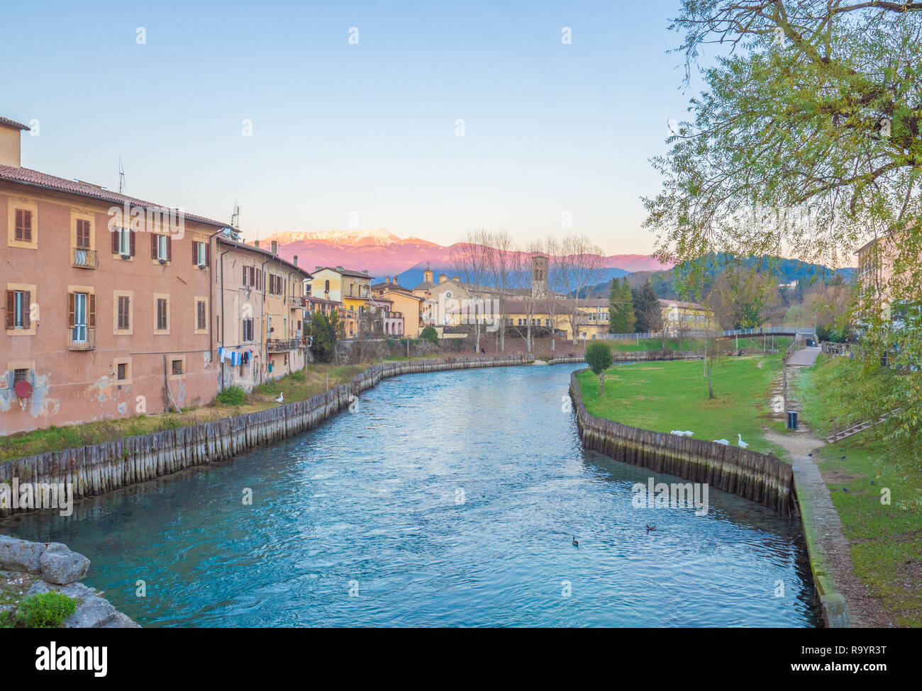 Rieti (Italia) - Il centro storico della Sabina il capitale provinciale, sotto il Monte Terminillo con neve e attraversata dal fiume Velino. Foto Stock