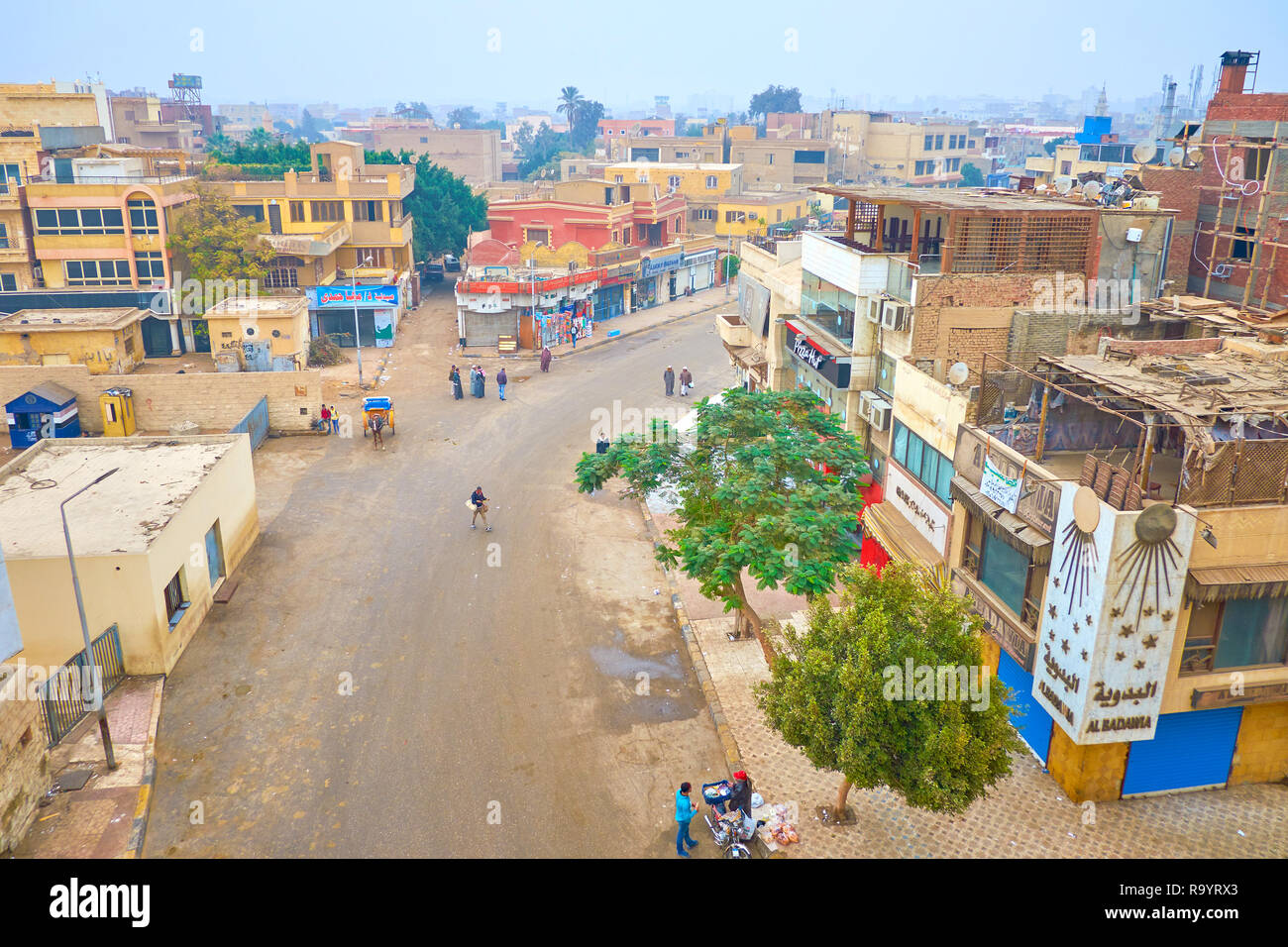 GIZA, Egitto - 20 dicembre 2017: La scena urbana della città di Giza con vecchie case residenziali, numerose attrattive turistiche caffè e cibo di strada, fornitore di vendita di alimenti Foto Stock