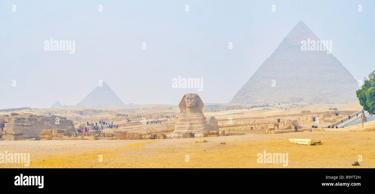 GIZA, Egitto - 20 dicembre 2017: vista panoramica sul punto di riferimento principale di Giza - la Grande Sfinge, il raffinato esempio di antica architettura egizia, su Dec Foto Stock