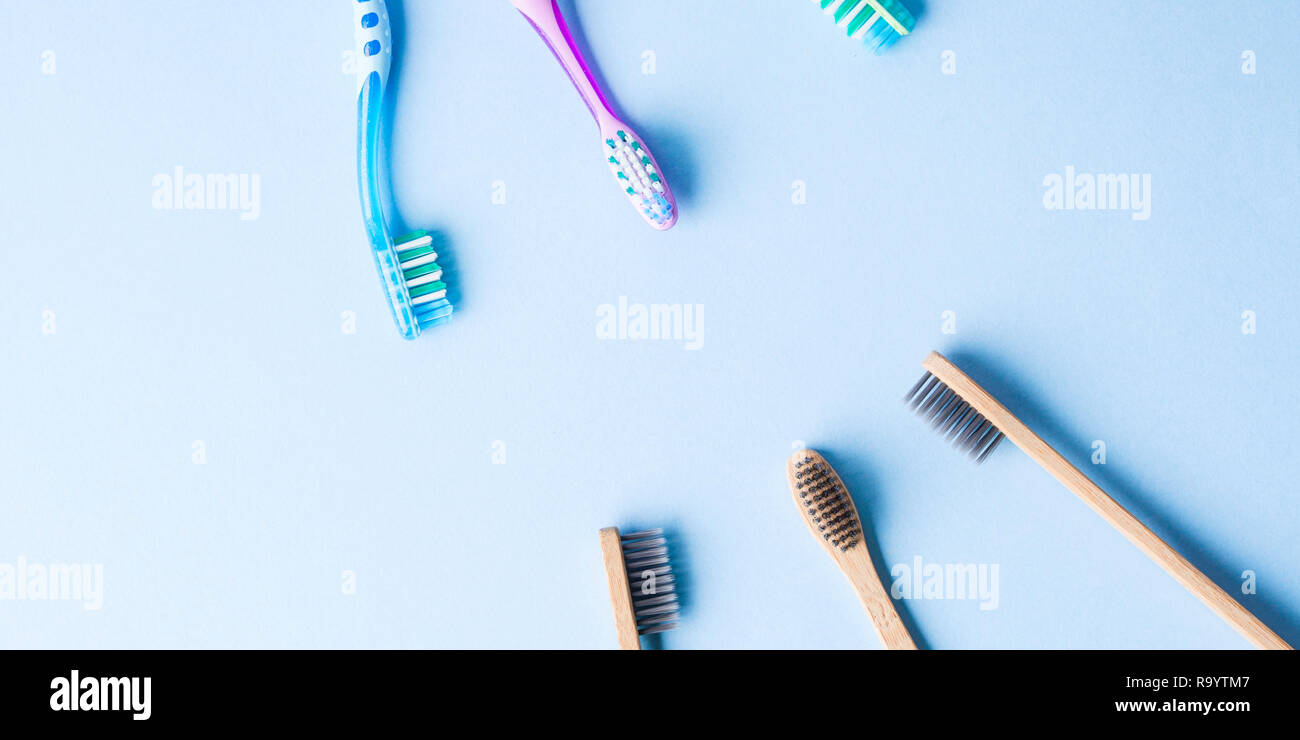 Gli spazzolini da denti in plastica contro il bambù. Zero rifiuti Nozione Foto Stock